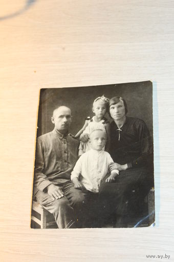 Фото семьи, 1930-е годы, размер 10*8 см.