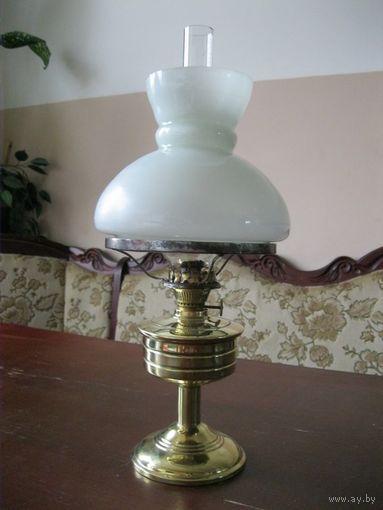 Красивая старинная настольная керосиновая лампа.