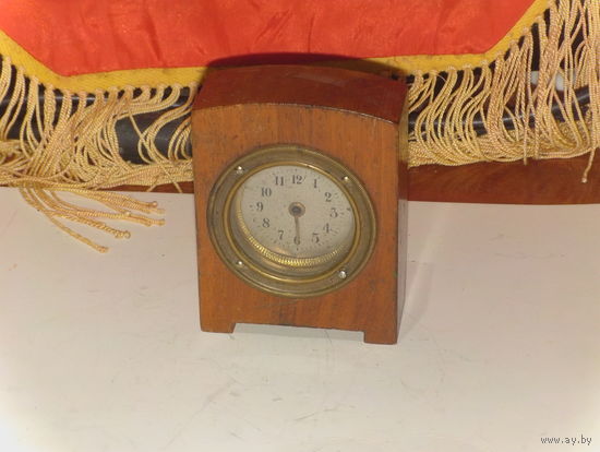 Часы настольные в деревянном корпусе